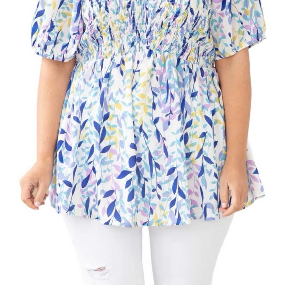 Floral smocked tunic from Chic Soul. Love On The Run Top, in pristine condition